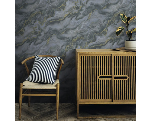 Décoration murale décorative avec papier peint marbré, complétée par des meubles en bois et une chaise avec coussin