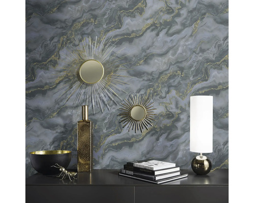 Intérieur décoratif avec miroirs, lampe, vase et bol sur une commode devant un mur à motifs