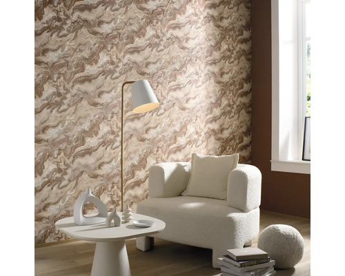 Wohnzimmer mit gemusterter Tapete, Sessel, Stehlampe und Beistelltisch