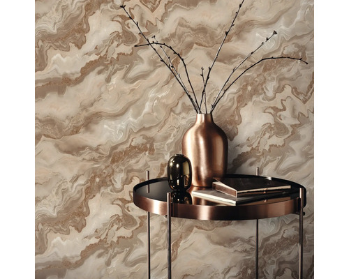 Dekorative Tapete mit Marmormuster und Tischarrangement mit Vase