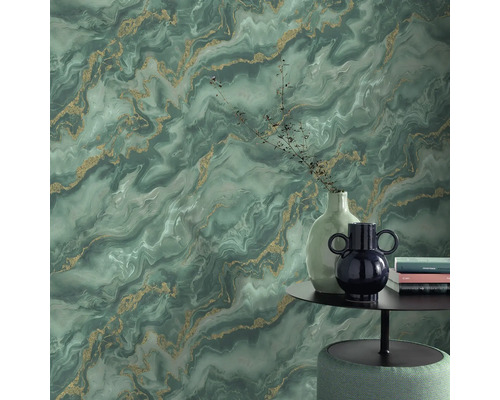 Mur décoratif avec motif marbré et accents dorés, agrémenté d''une table d''appoint et de vases