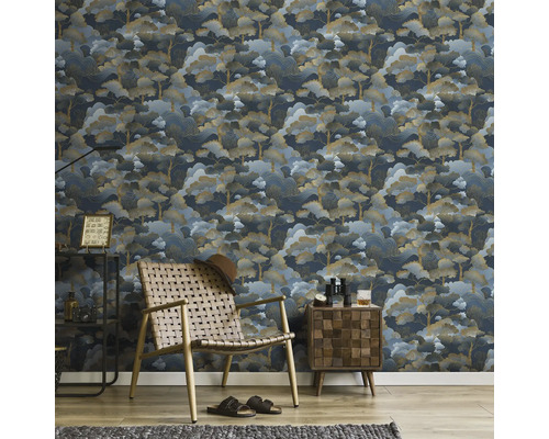 Raumansicht mit gemusterter Tapete, Sessel und Beistelltisch