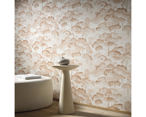 Innenraum mit Tapete mit Baumdesign, Beistelltisch mit Vase und Hocker mit Buch