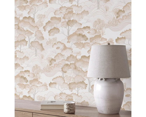 Tapete mit Baummuster und Tischlampe auf Kommode