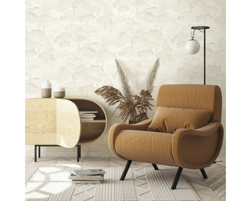 Wohnzimmer mit gemusterter Tapete, Sessel und Kommode