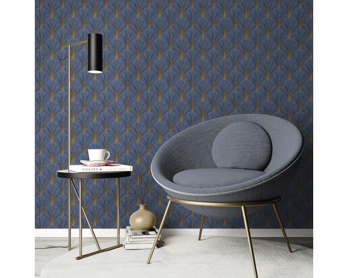 Wohnzimmer mit Sessel, Stehlampe und Tapete mit Fächermuster