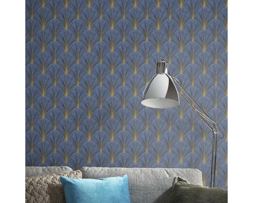 Wohnraum mit blau-goldenem Fächermuster-Tapete, Stehlampe und Sofa
