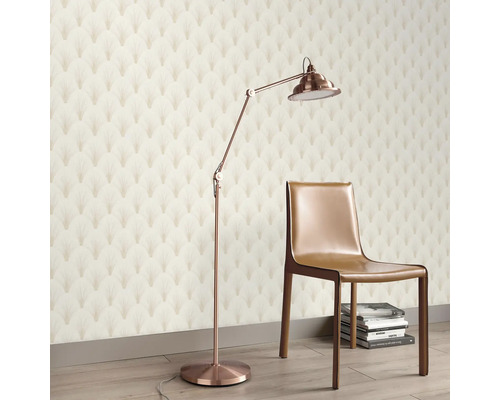 Ein Zimmer mit einer Stehlampe, einem Stuhl und einer gemusterten Tapete.