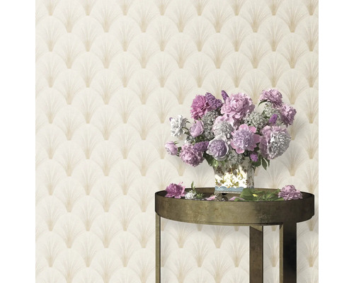 Tapete mit Fächermuster, Tisch mit Blumenarrangement