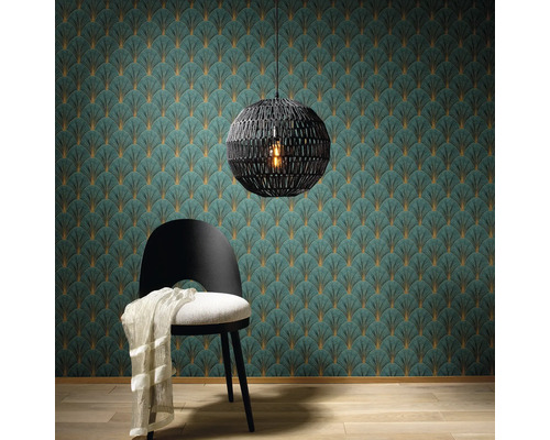 Raum mit gemusterter Tapete, Stuhl und Hängelampe