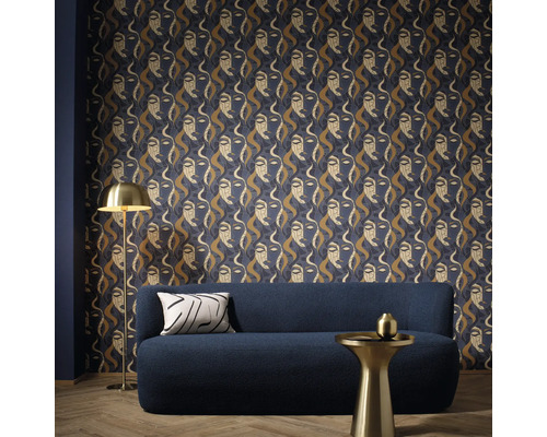 Wohnzimmer mit gemusterter Tapete, Sofa, Stehlampe und Beistelltisch