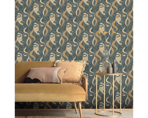 Scène avec un canapé et une table d''appoint devant un mur avec un papier peint à motifs