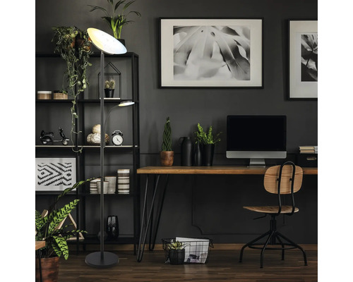 Stehleuchte in einem Arbeitszimmer mit Schreibtisch, Stuhl und Regal.