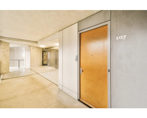 Couloir avec porte d''appartement et ascenseur