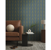Salon avec canapé en cuir marron, table d''appoint et papier peint à motifs