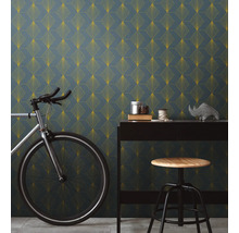 Intérieur avec papier peint graphique, vélo et tabouret de bar