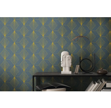 Aménagement d''intérieur avec papier peint à motifs, étagère et décoration