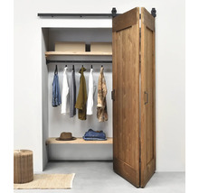 Begehbarer Kleiderschrank mit Holztür und Kleiderstange