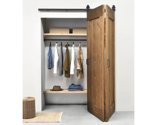 Begehbarer Kleiderschrank mit Holztür und Kleiderstange