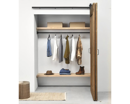 Offener Kleiderschrank mit Regalen, Kleiderstange und Kleidung