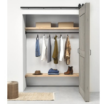 Begehbarer Kleiderschrank mit Kleidung, Regalen und Schiebetür