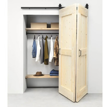 Offener Kleiderschrank mit Kleidung und Schiebetür