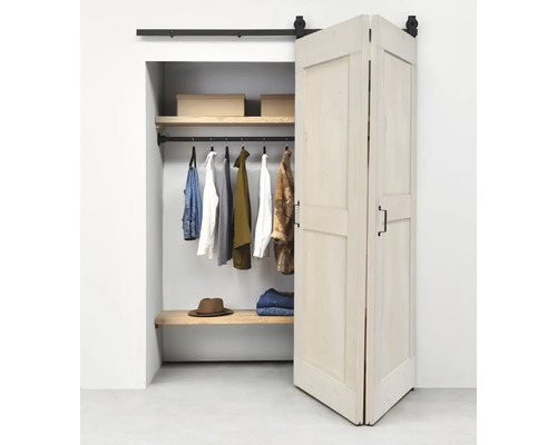 Offener begehbarer Kleiderschrank mit weißer Schiebetür und Kleidung