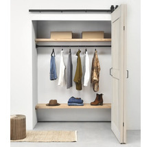 Offener Kleiderschrank mit Kleidung, Regalen und Schiebetür