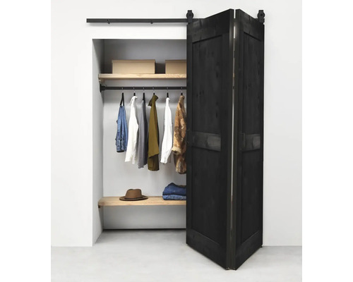 Begehbarer Kleiderschrank mit Schiebetür und Kleiderstange