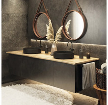 Badezimmer mit Doppelwaschbecken, runden Spiegeln und minimalistischem Design