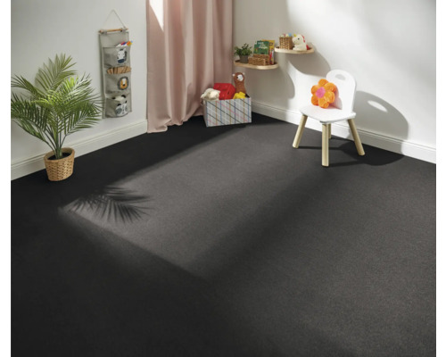 Chambre d''enfant avec moquette foncée, plante, chaise et jouets