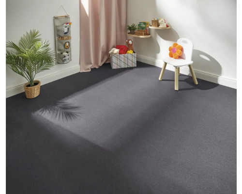 Chambre d''enfant avec moquette grise, décorée de jouets et de plantes