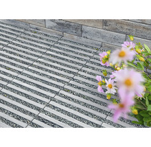 Chemin pavé avec dalles de gazon et gravier