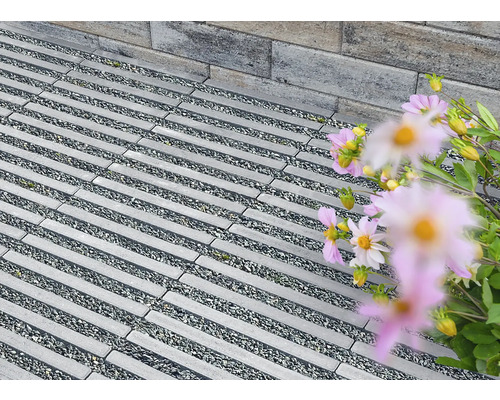 Chemin pavé avec dalles de gazon et gravier