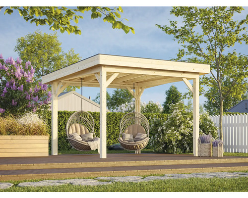 Terrasse en bois avec pavillon de jardin et deux fauteuils suspendus.