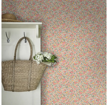 Szene mit Blumentapete, Garderobe, Tasche und Hut