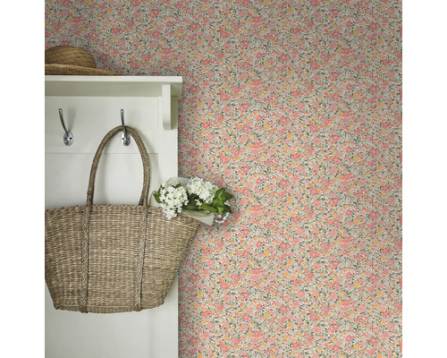 Szene mit Blumentapete, Garderobe, Tasche und Hut