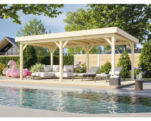 Holzpavillon mit Loungemöbeln, Liegestühlen und Swimmingpool im Garten