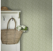 Wandgestaltung mit floraler Tapete, Garderobe und Dekoration