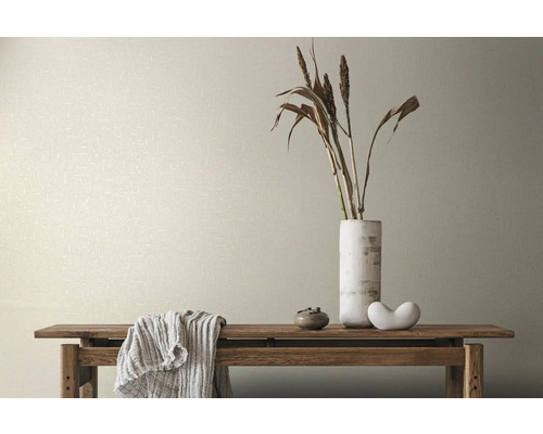 Mur avec papier peint textile, décoration et table en bois