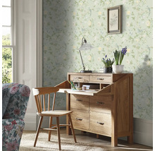 Pièce avec papier peint floral, bureau en bois et chaise