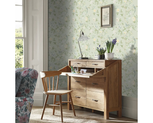 Pièce avec papier peint floral, bureau en bois et chaise