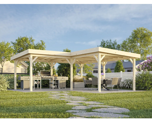 Helle Holzpergola mit Grillplatz und Essbereich im Garten.