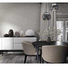 Esszimmer mit Esstisch, Stühlen, Sideboard und Pendelleuchten
