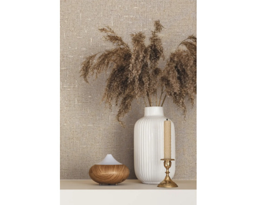 Scène décorative avec papier peint intissé, vase, bougie et diffuseur