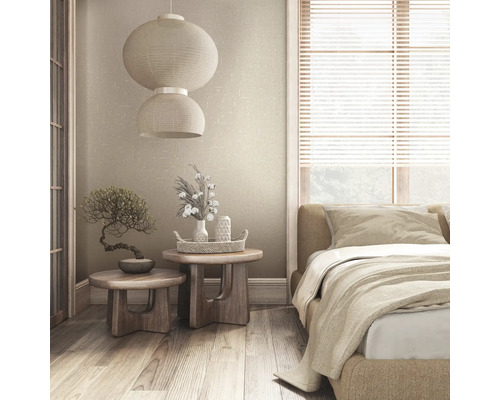 Schlafzimmer mit Bett, Nachttischen, Dekoration und Papierlaternen