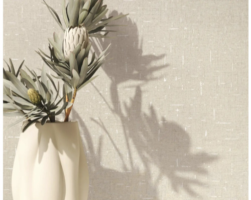 Dekorative Pflanze in einer Vase vor einer strukturierten Wand