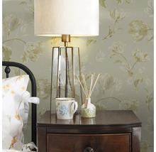 Nachttisch mit Lampe, Tasse und Duftölflakon in einem hellen Schlafzimmer