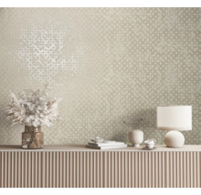 Raumansicht mit gemusterter Tapete, Kommode und Dekorationsgegenständen wie Vase und Lampe