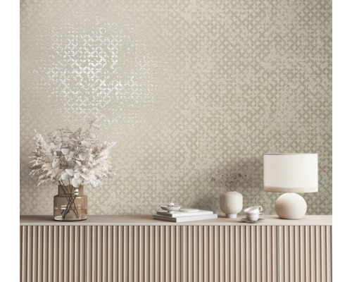 Vue d''une pièce avec papier peint à motifs, commode et objets de décoration tels que vase et lampe